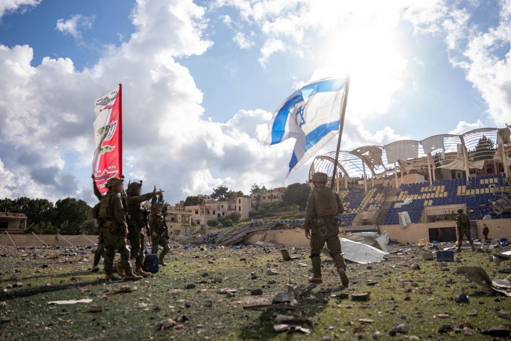 דובר צה"ל Tsahal dans le stade de Bint Jbeil, Liban