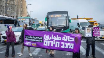 Des militants bloquent une route à l'entrée de Jérusalem lors d'une manifestation contre la violence dans la communauté arabe, le 10.02.2026