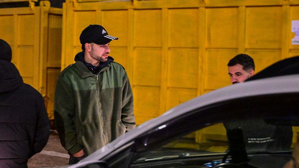 פעיל הימין מרדכי דוד חוסם את רכבו של אהרן ברק