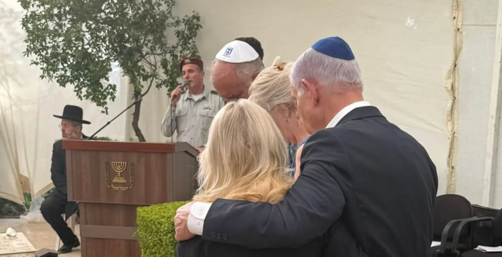 Screenshot/ X Benjamin Netanyahou et son épouse se recueillent sur la tombe de Yoni Netanyahou