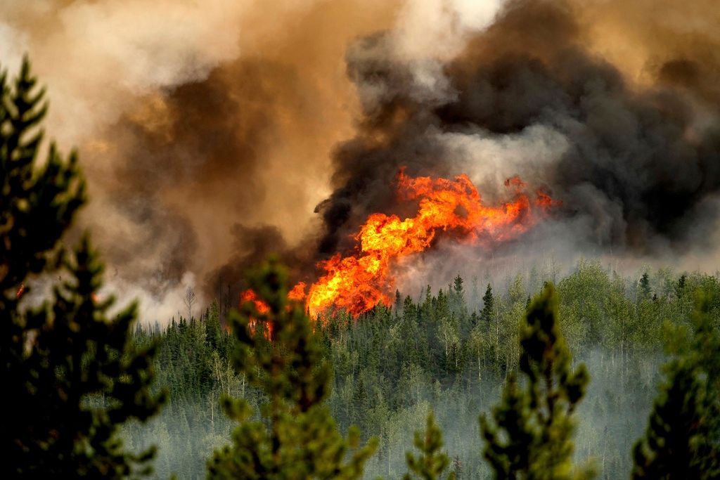 Canada Wildfires Intensify Forcing Over 35,000 To Evacuate - Vimarsana News