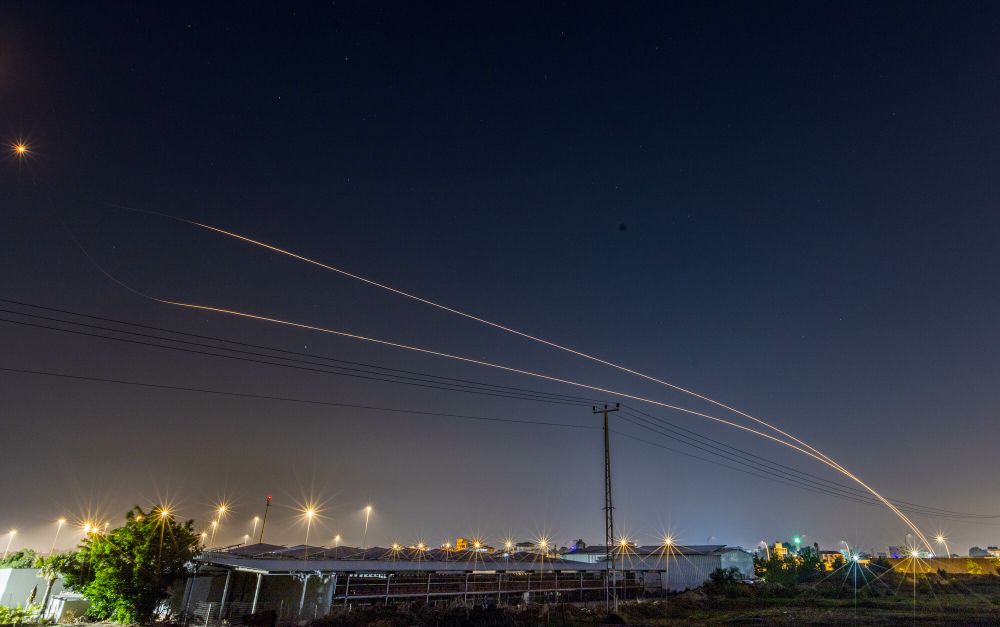 O sistema antimísseis de cúpula de ferro dispara mísseis de interceptação enquanto foguetes são disparados da Faixa de Gaza em direção ao centro de Israel, visto de Moshav Yashresh, 1º de dezembro de 2023