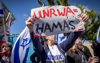 Des activistes protestent contre l'Office de secours et de travaux des Nations Unies pour les réfugiés de Palestine (UNRWA) devant leurs bureaux à Jérusalem, le 20 mars 2024.