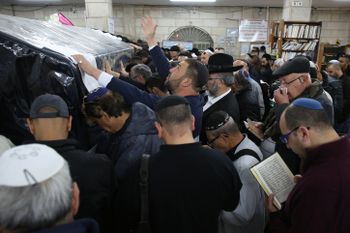 Des fidèles juifs prient sur la tombe de Rabbi Yisrael Abuhatzeira, un kabbaliste d'origine marocaine, lors d'un pèlerinage annuel organisé en sa mémoire dans la ville de Netivot, dans le sud d'Israël, le 30 janvier 2017.