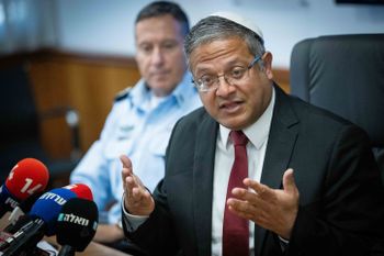 Le ministre israélien de la Sécurité nationale Itamar Ben Gvir et le commandant de police Yoram Sofer présentent une nouvelle proposition pour éradiquer la criminalité dans le secteur arabe