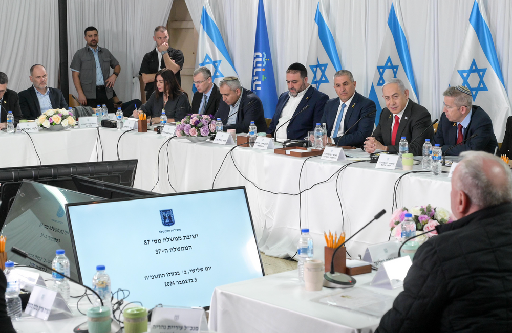 Benjamin Netanyahu em reunião do governo em Nahariya