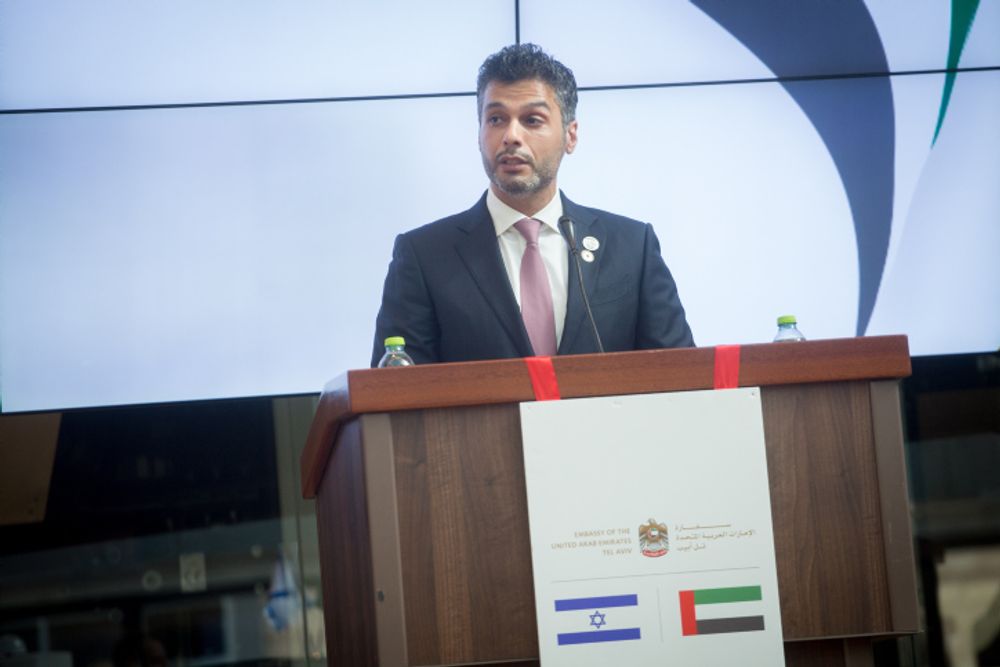 Embaixador dos Emirados Árabes Unidos em Israel, Mohamed Al Khaja, na cerimônia de abertura da embaixada dos Emirados Árabes Unidos em Tel Aviv, Israel.