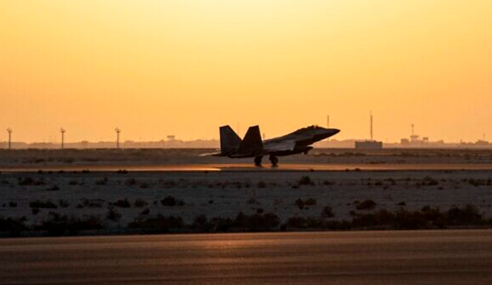 Sur cette photo publiée par l'US Air Force, un F-22 Raptor de l'US Air Force arrive à la base aérienne d'Al-Dhafra à Abu Dhabi, aux Émirats arabes unis, le 12 février 2022.