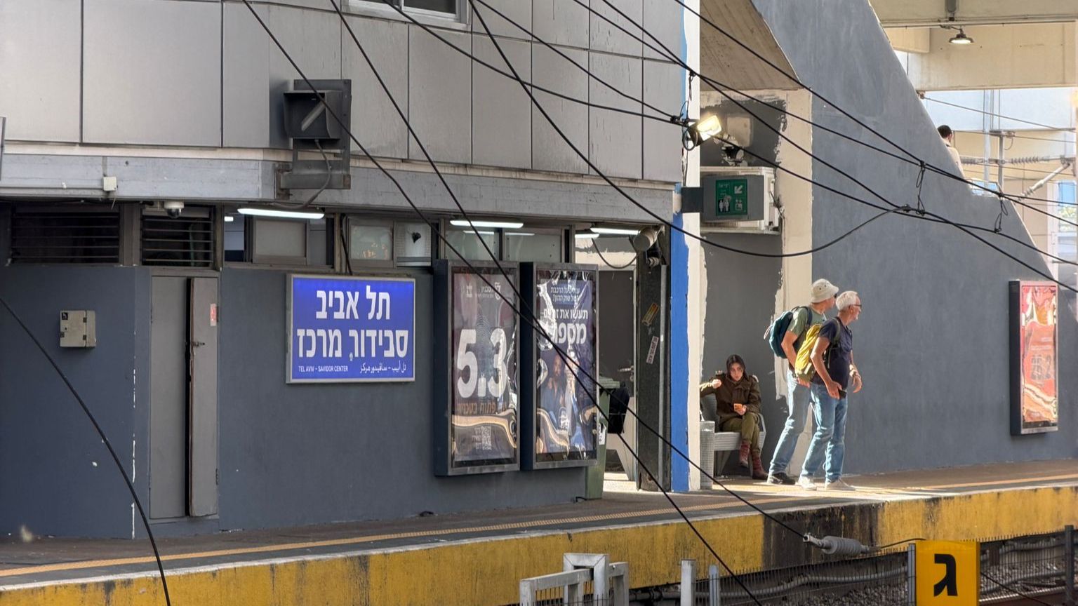 توثيق للأضرار التي تسبب بها صاروخ ايراني لمحطة قطار في تل أبيب