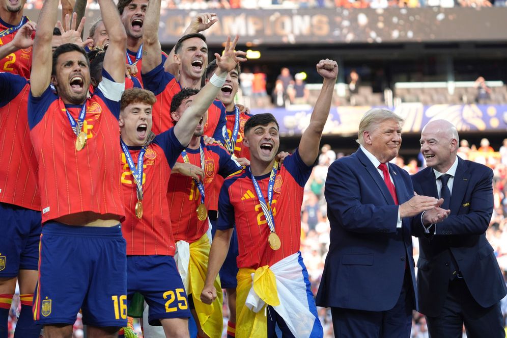 AP Photo/Jacquelyn Martin لاعبو المنتخب الإسباني، من اليسار، يهتفون إلى جانب الرئيس دونالد ترامب ورئيس الفيفا جياني إنفانتينو في ختام المباراة النهائية لبطولة كأس العالم لكرة القدم بين إسبانيا والأرجنتين في إيست روثرفورد، نيو جيرسي، يوم الأحد 19 يوليو 2026