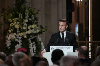 Le président français Emmanuel Macron prononce un discours lors d'une cérémonie marquant la réouverture de l'emblématique cathédrale Notre-Dame au centre de Paris le 7 décembre 2024