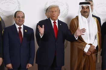 الرئيس المصري عبد الفتاح السيسي، والرئيس الأمريكي دونالد ترامب، وأمير قطر الشيخ تميم بن حمد آل ثاني، يقفون لالتقاط صورة جماعية في قمة غزة الدولية للسلام، في شرم الشيخ، مصر، يوم الاثنين 13 أكتوبر 2025.