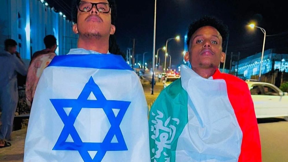 شبان من صوماليلاند يرفعون بالعلم الإسرائيلي احتفالا باعتراف نتنياهو باستقلال بلادهم