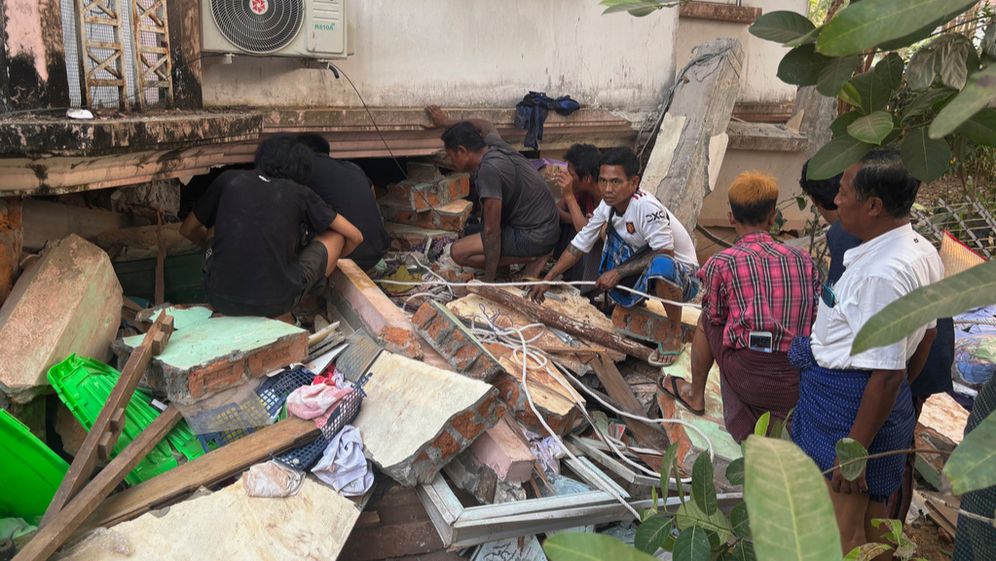 Volunteers searching for survivors in the wreckage of Myanmar quake 