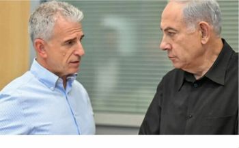 Illustration - Israeli Prime Minister Benjamin Netanyahu (R) speaking with the Mossad chief, David Barnea.