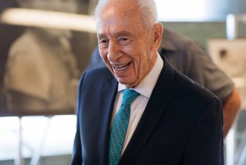 Shimon Peres lors d'un événement marquant les 40 ans de l'opération Entebbe, au Centre Peres pour la paix à Tel Aviv, le 27 juin 2016
