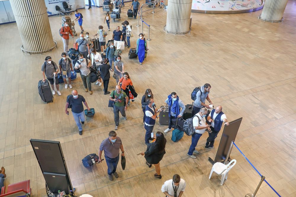 Des voyageurs à l'aéroport international Ben Gourion, le 20 juin 2021