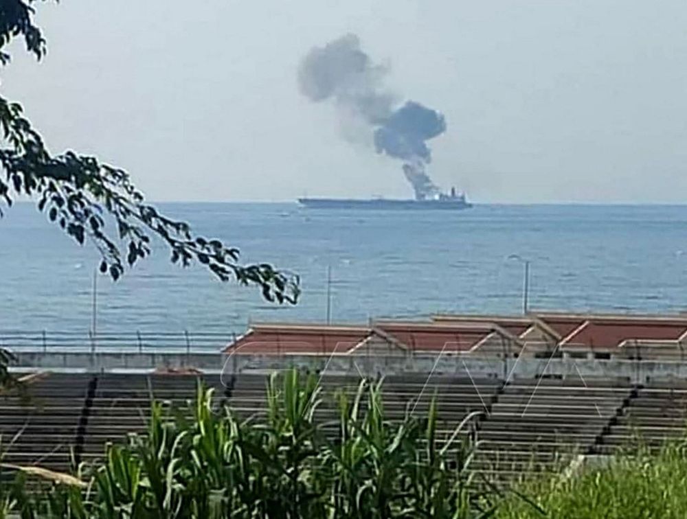 دخان يتصاعد من ناقلة نفط إيرانية قبالة سواحل مدينة بانياس غرب سوريا في 24 أبريل 2021.