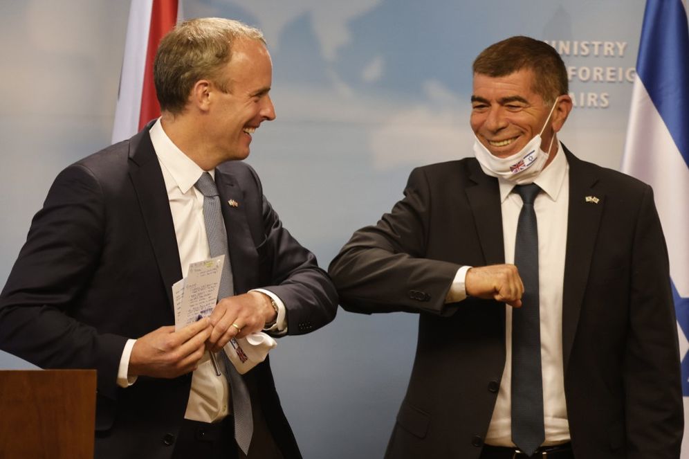 Les ministres des Affaires étrangères britannique et israélien, Dominic Raab et Gabi Ashkenazi, le 25 août à Jérusalem en Israël