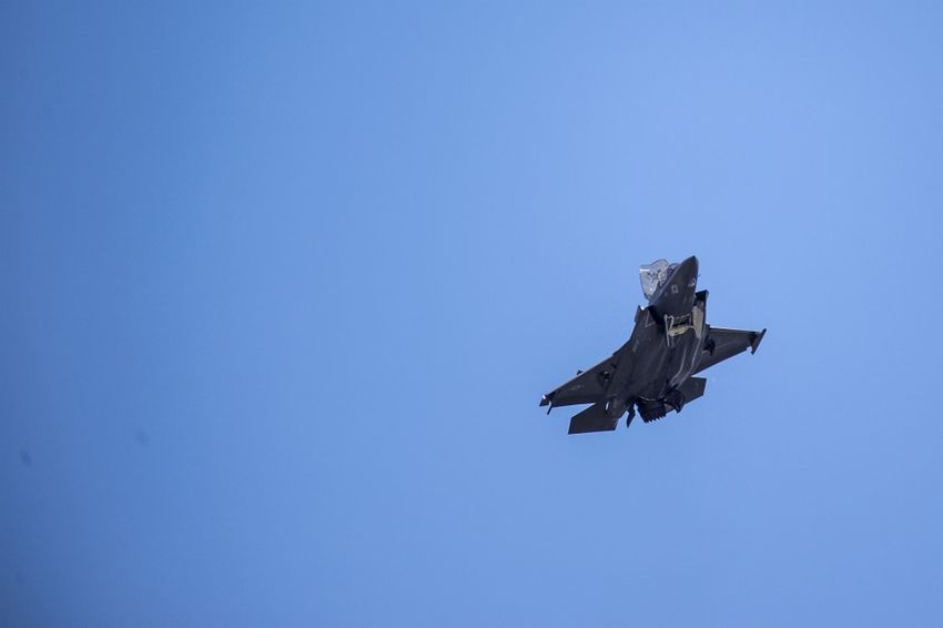 Un avion de chasse F-35 survole la Maison Blanche le 12 juin 2019 à Washington DC.
