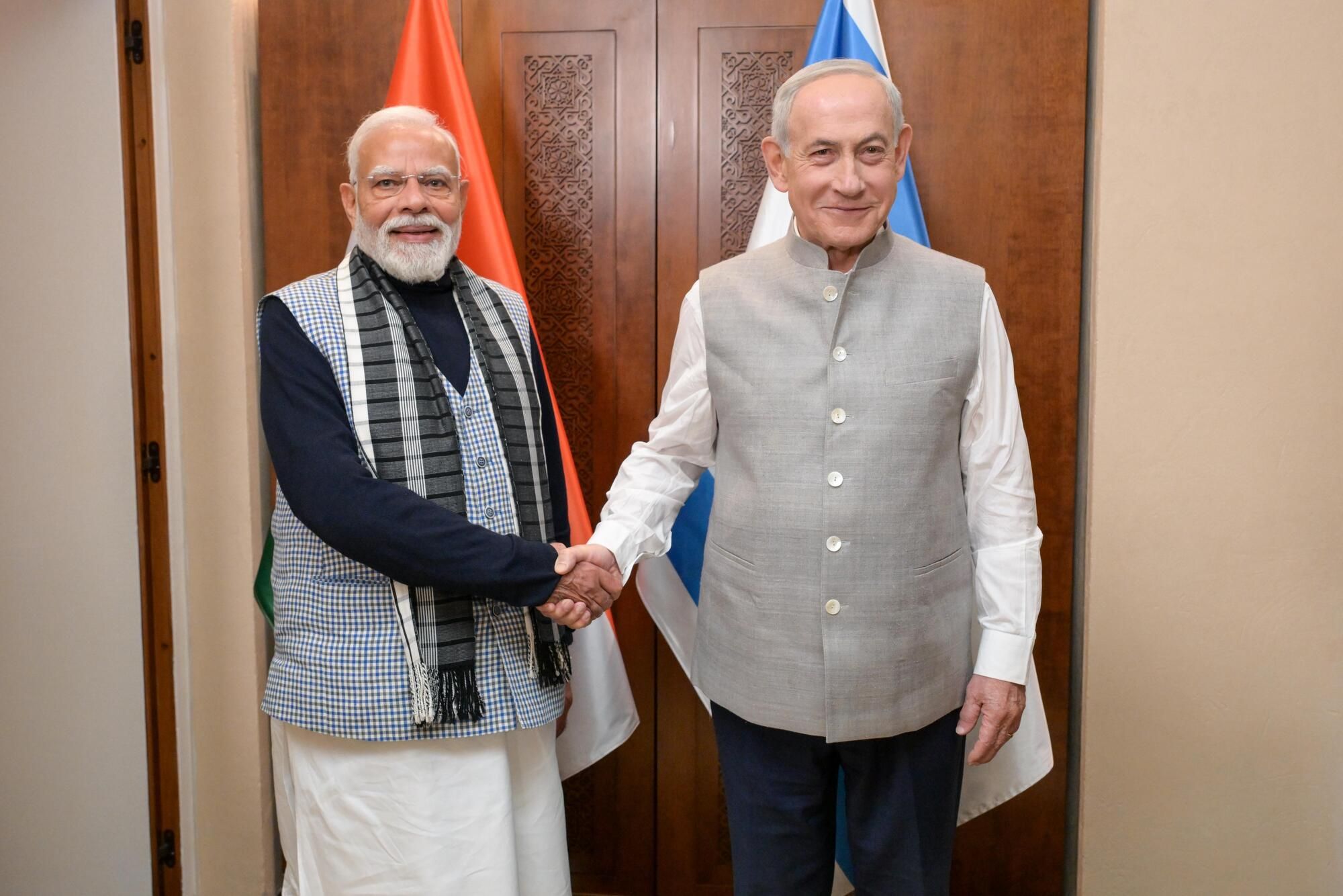 بالزيّ الهندي.. نتنياهو يوجّه رسالة خاصة إلى ناريندرا مودي خلال مأدبة رسمية