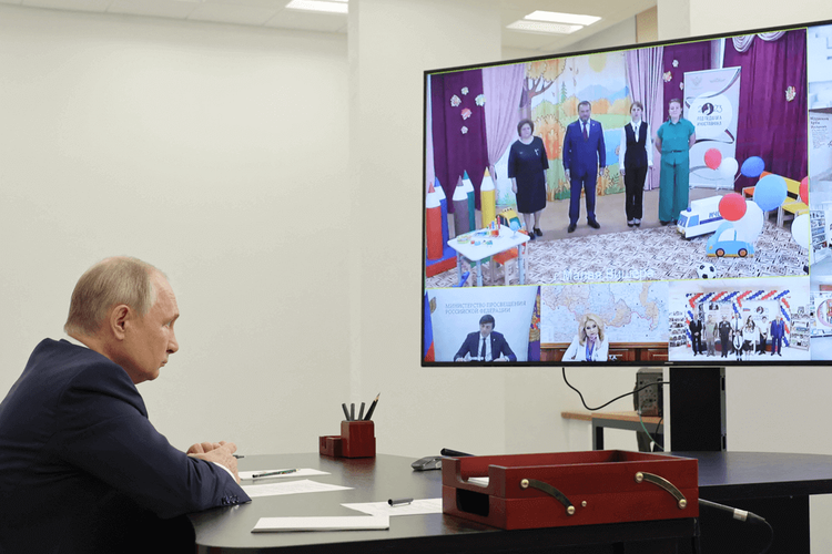 La Russie Est "invincible", Dit Poutine À Des Élèves Pour La Rentrée Scolaire i24NEWS