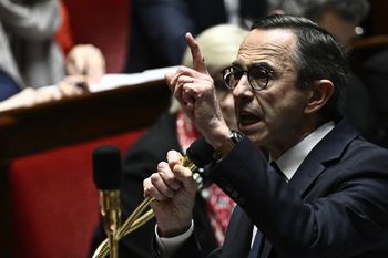 وزير الداخلية الفرنسي برونو ريتيلو يتحدث إلى المشرعين خلال جلسة أسئلة للحكومة في الجمعية الوطنية، مجلس النواب الفرنسي، في باريس في 18 فبراير 2025.