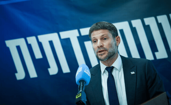 Le ministre des Finances Betsalel Smotrich dirige une réunion de la faction de la Knesset de son parti, le Sionisme religieux, le 10 juillet 2023.