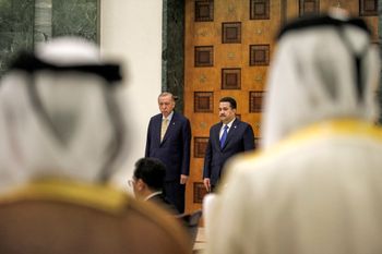 رئيس الوزراء العراقي محمد شياع السوداني، على اليمين، والرئيس التركي رجب طيب أردوغان يشهدان توقيع "طريق التنمية" خلال اجتماعهما في بغداد، العراق، الاثنين 22 أبريل 2024