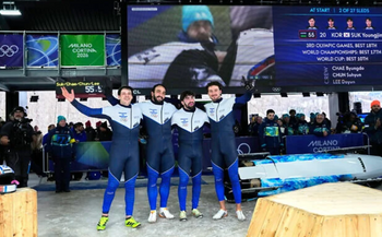 Adam Edelman (à gauche), Menachem Chen, Uri Zisman et Omer Katz, d’Israël, franchissent la ligne d’arrivée lors d’une manche de bobsleigh à quatre aux Jeux olympiques d'hiver de 2026, à Cortina d'Ampezzo, en Italie, le 21 février 2026.