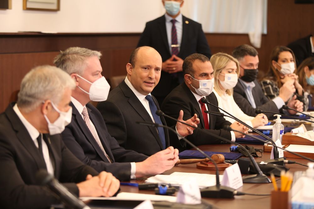 Le Premier ministre israélien Naftali Bennett lors d'une réunion du cabinet au bureau du Premier ministre à Jérusalem le 13 février 2022