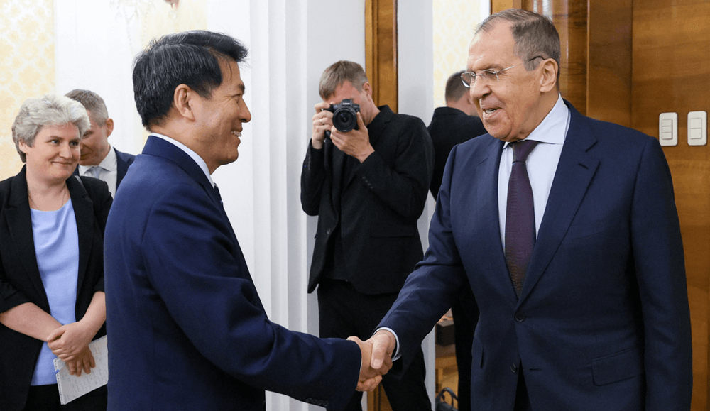 Le ministre russe des Affaires étrangères, Sergei Lavrov, rencontre Li Hui, l'envoyé spécial de la Chine pour l'Ukraine, à Moscou, le 26 mai 2023.