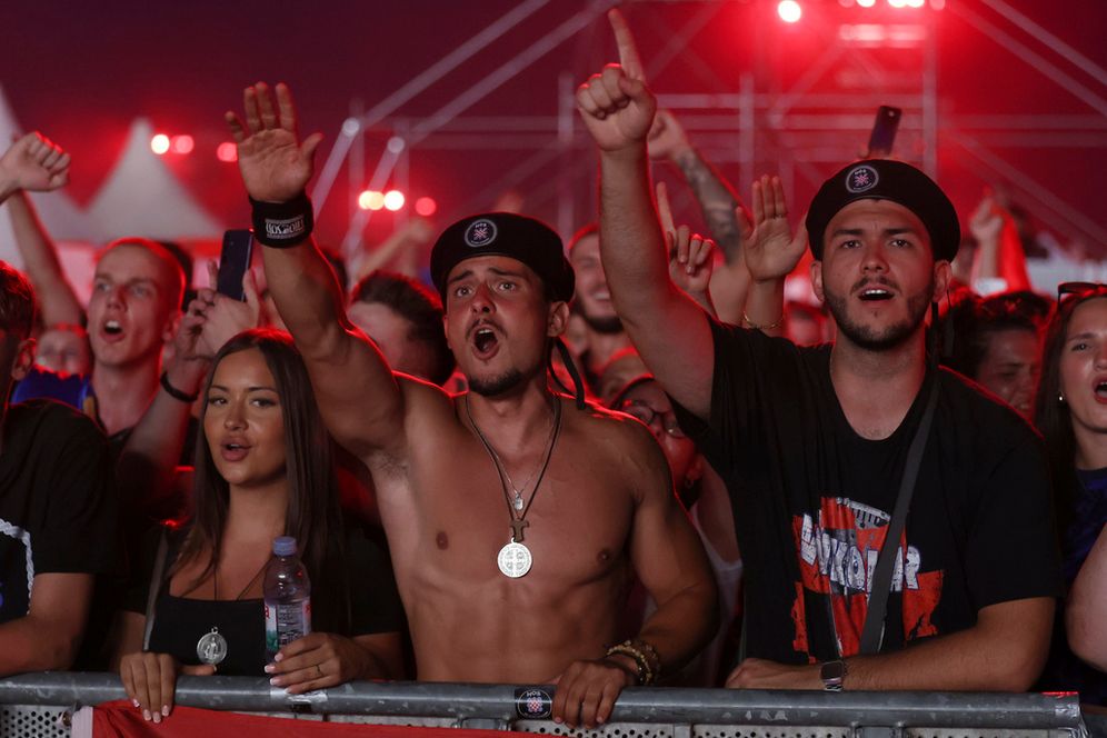 Des fans assistent à un concert de Marko Perkovic, le chanteur de droite connu pour sa sympathie envers le régime fantoche pro-nazi de la Croatie de la Seconde Guerre mondiale, à Zagreb, en Croatie, le samedi 5 juillet 2025