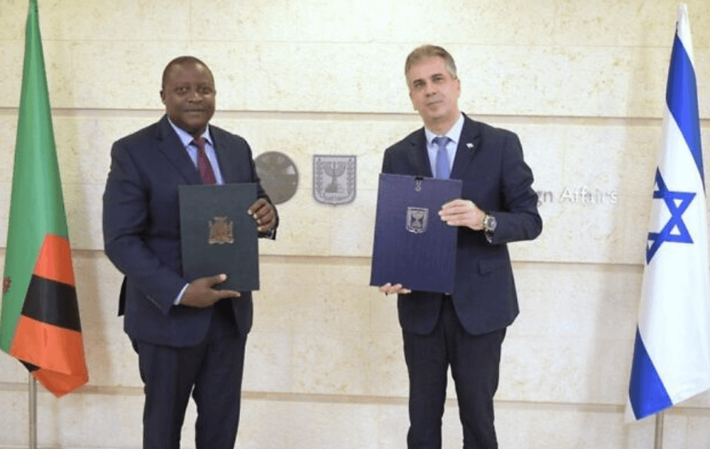 Israel's Foreign Minister Eli Cohen (R) and his Zambian counterpart Stanley Kakubo in Jerusalem.