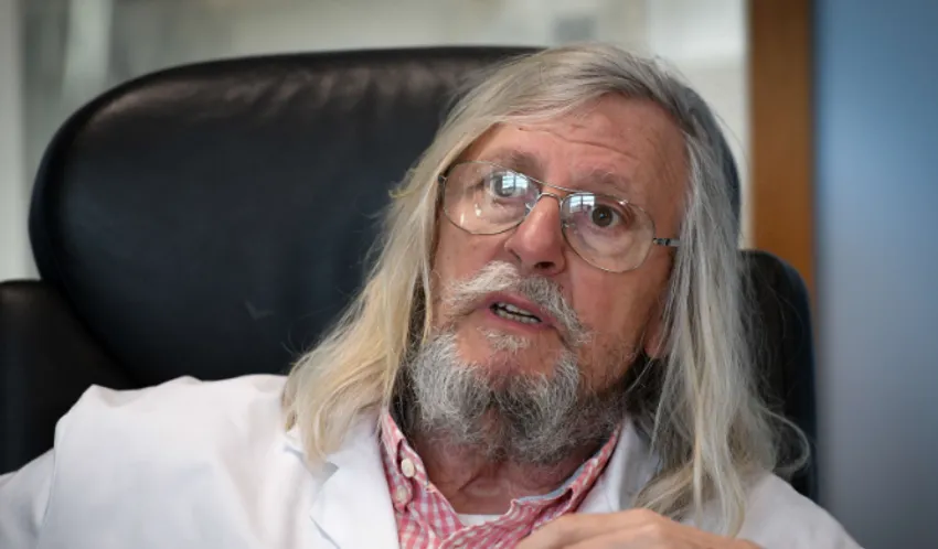 Le professeur français Didier Raoult, biologiste et professeur de microbiologie, spécialiste des maladies infectieuses et directeur de l'Institut des infections de l'IHU Méditerranée, pose dans son bureau à Marseille.