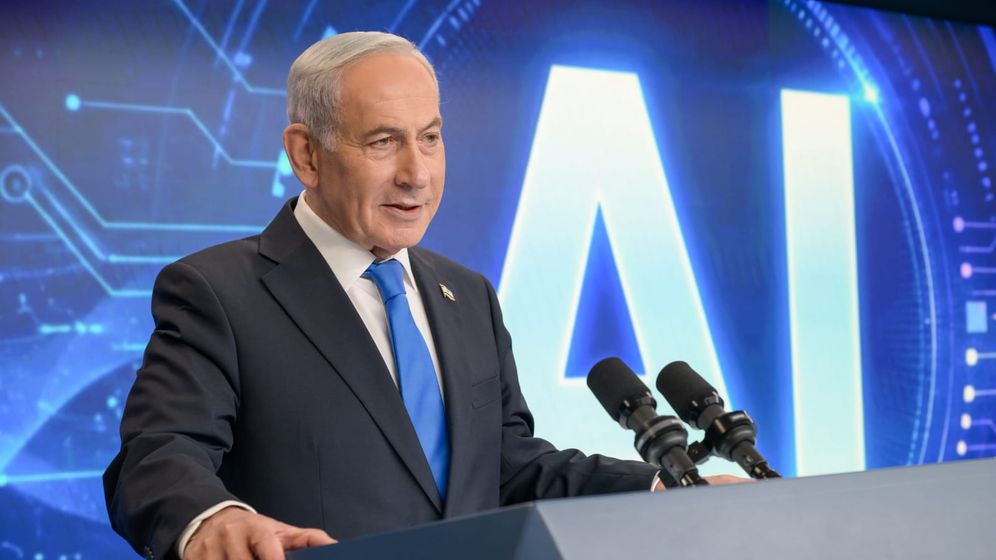 GPO/Maayan Toaf Le Premier ministre Benjamin Netanyahou et le directeur de l’état-major national pour l’intelligence artificielle, le général de brigade de réserve Erez Eskel, ont lancé dimanche le nouveau plan national israélien consacré à l’IA.