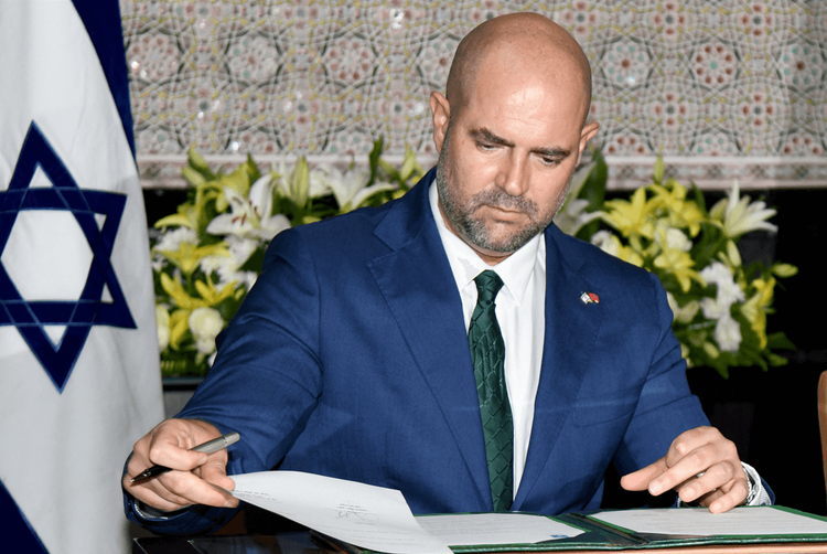 Le président de la Knesset, Amir Ohana, signe un document lors d'une réunion avec son homologue marocain à Rabat, le 8 juin 2023.