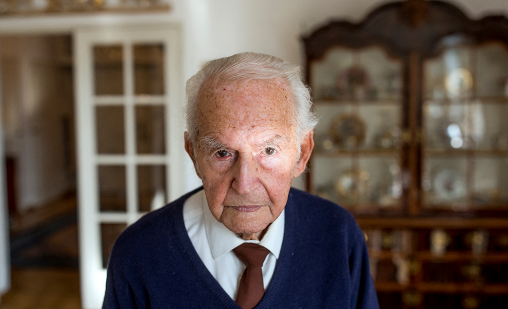 Cette photo d'archive prise le 4 décembre 2019 montre Leon Schwarzbaum dans sa maison à Berlin.