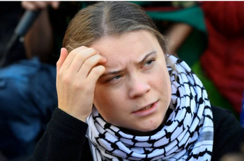 L'activiste climatique suédoise Greta Thunberg portant un keffieh palestinien lors d'une manifestation contre les énergies fossiles, le 5 octobre 2024 à Bruxelles. 

