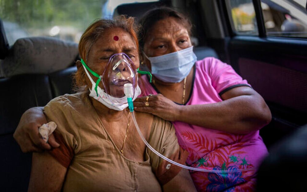 Un patient COVID-19 à l'intérieur d'une voiture, reçoit de l'oxygène fourni par un Gurdwara, un lieu de culte sikh, à New Delhi, en Inde. 24 avril 2021.