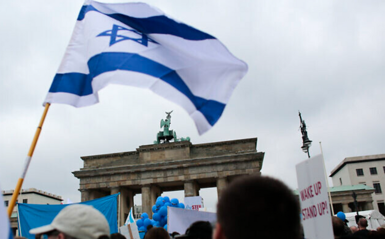 Image d'illustration | Des personnes munies de drapeaux et de bannières israéliens assistent à un rassemblement contre l'antisémitisme près de la Porte de Brandebourg à Berlin, en septembre 2014.