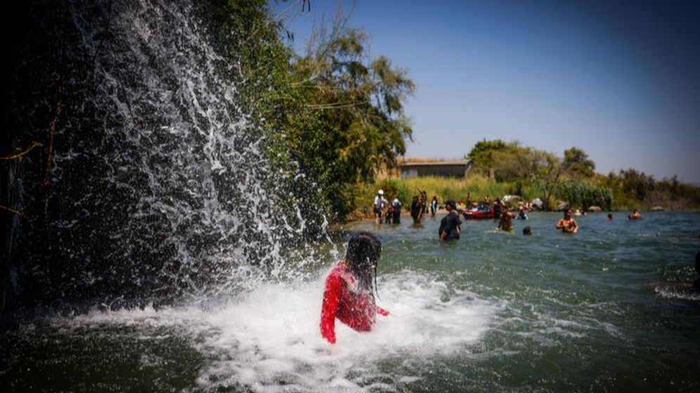 אנשים מתרחצים בכנרת, קיץ, חם, ארכיון