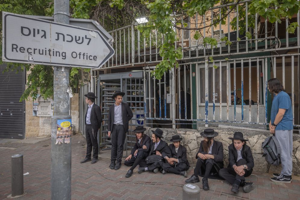 חרדים בלשכת גיוס , ארכיון (למצולמים אין כל קשר לכתבה)