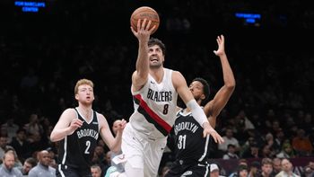 Les basketteurs israéliens Deni Avdija (au centre en blanc) et Danny Wolf (à gauche) lors du match opposant les Portland Trail Blazers aux Brooklyn Nets, le 16.03.2026