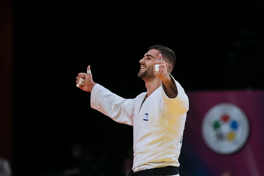 Le judoka israélien Peter Paltchik célèbre sa victoire contre le Géorgien Varlam Liparteliani après la finale des -100 kg au Grand Chelem de Paris, le 9 février 2020