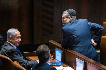 ח"כ משה גפני (מימין) וראש הממשלה בנימין נתניהו, ארכיון