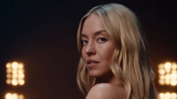 Sydney Sweeney pose nue dans une publicité sur fond de "Hatikva"