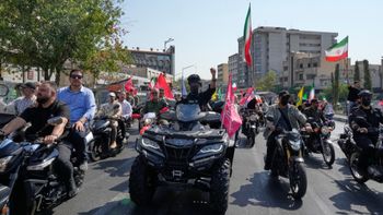 רוכבי אופנועים בטהרן במהלך מצעד אופנועים שאורגן על ידי המדינה, 25.09.26