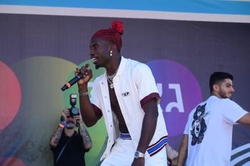 Le chanteur Stéphane Legar lors de la parade annuelle de la Gay Pride à Tel Aviv, le 10 juin 2022.