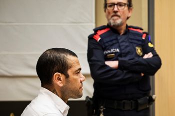 نجم كرة القدم البرازيلي داني ألفيس يجلس أثناء محاكمته في برشلونة، إسبانيا، الاثنين 5 فبراير 2024. وأُدين ألفيس يوم الخميس 22 فبراير 2024